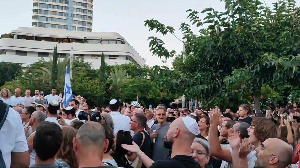 In Tel Aviv protestierten viele Menschen gegen die Geschlechtertrennung und skandierten „Buscha“ (Schande)