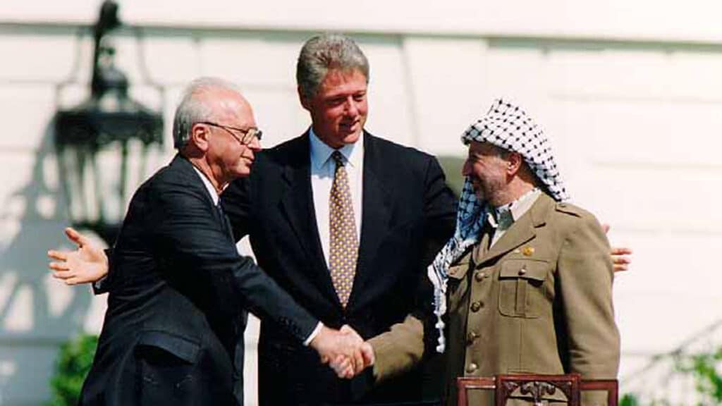Rabin und Arafat reichen sich die Hände, Clinton ist erfreut