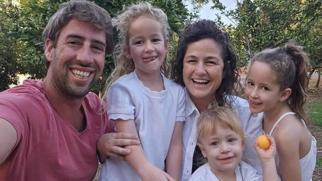 Eine von den Terroristen der Hamas komplett ausgelöschte Familie: Tamar und Jonathan Kedem aus dem Kibbutz Nir Os, ihre sechsjährige Töchter Schabar und Arbel, und ihr vierjähriger Sohn Omer