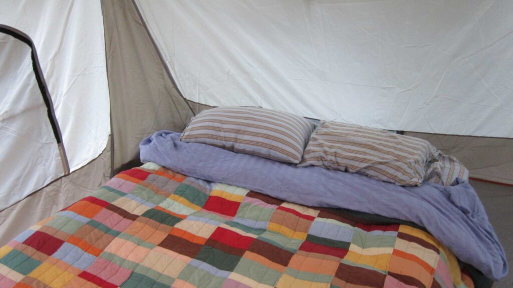 Bett im Zelt