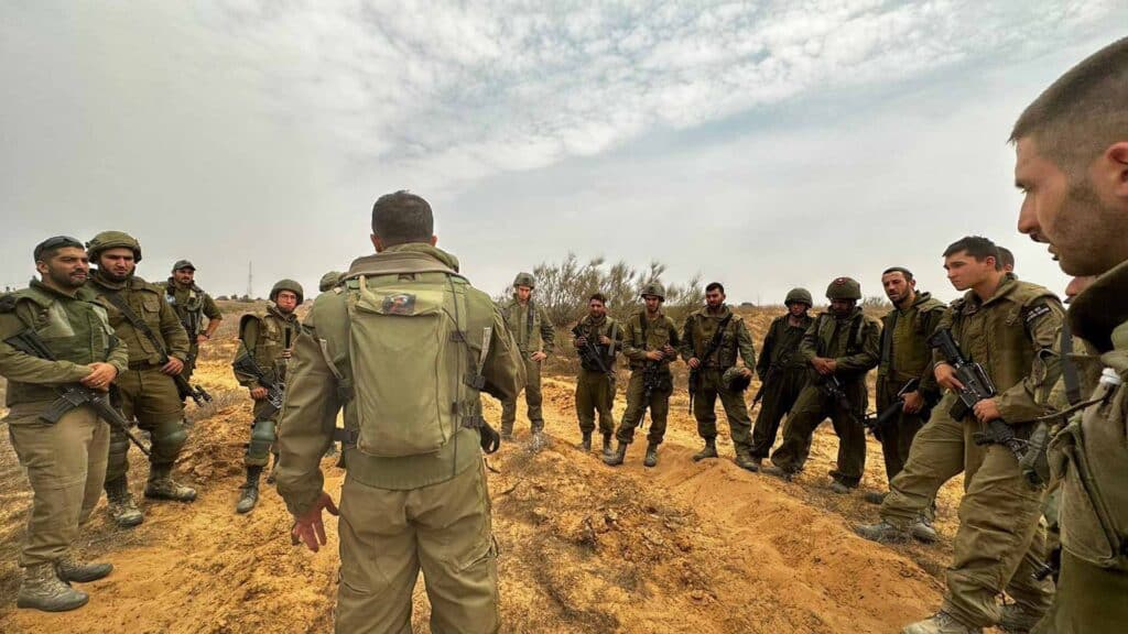 Soldaten besprechen am 7. Oktober ihren Einsatz gegen den terroristischen Großangriff