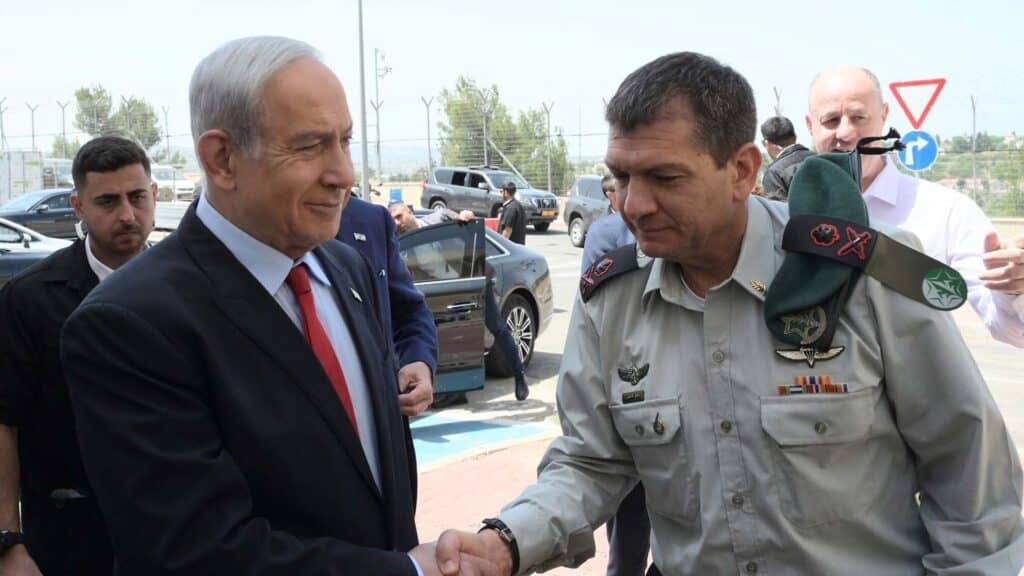 Fehlannahme: Der Chef des Armeegeheimdienstes Chaliva (l.), hier mit Premier Netanjahu im Mai 2023, sagte mit Blick auf die Hamas eine lange Ruhephase voraus