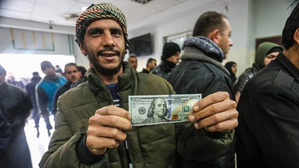 Wirtschaftliches Entgegenkommen: Ein Palästinenser im Gazastreifen freut sich über Finanzhilfen aus Katar
