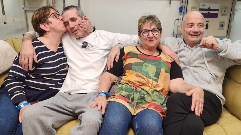 Endlich frei: Fernando Harman (2. v. l.) erhält einen Kuss von seiner Schwester Gabriela Leimberg, während Louis Har und Clara Marman erleichtert lächeln. Das Bild entstand im Scheba-Krankenhaus, wo die gerettet Israelis medizinisch untersucht wurden.