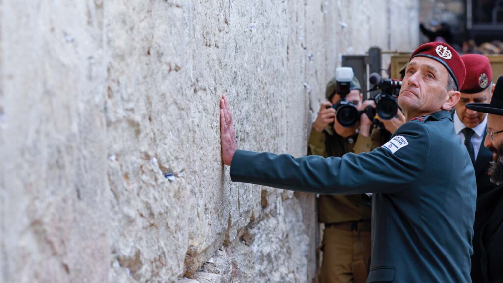 The new IDF chief of staff Herzi Halevy visits at the Western Wall in Jerusalem, together with outgoing chief pf staff Aviv Kochavi. January 16, 2022.