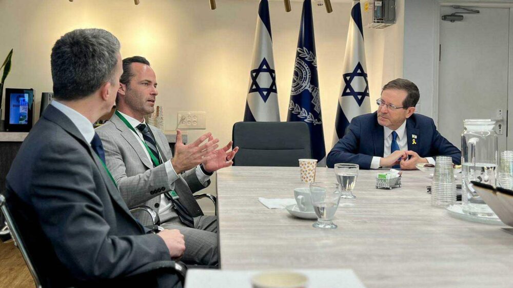 Echtes Treffen zu virtuellen Themen: Staatspräsident Herzog (r.) im Gespräch mit TikTok-Vertretern