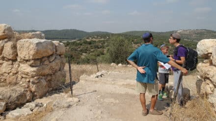 Wanderung orthodoxe Juden Ruine