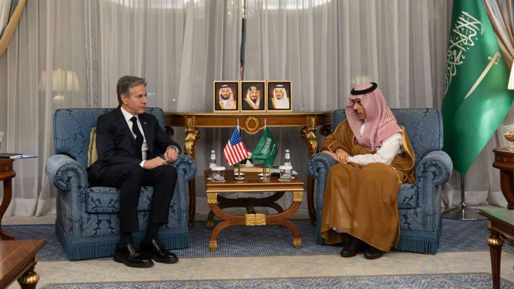 US-Außenminister Blinken im Gespräch mit seinem saudischen Außenminister Bin Farhan