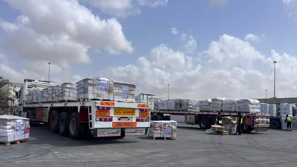 Laster mit Versorgungsgüter warten im Süden des Gazastreifens