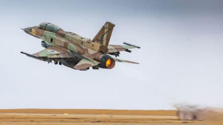 Ein israelischer Kampfflieger setzt zum Flug an
