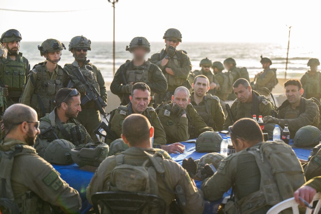 Armeechef Halevi bei einer Lagebesprechung am zentralen Gazastreifen