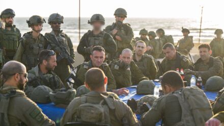 Armeechef Halevi bei einer Lagebesprechung am zentralen Gazastreifen