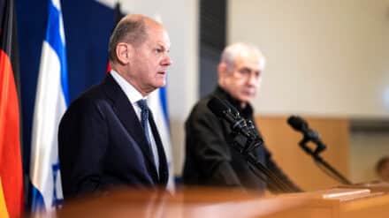 Besuch in Israel: In den Tagen nach dem Terrormassaker vom 7. Oktober bekundete Bundeskanzler Scholz im Beisein von Netanjahu die Unterstützung Deutschlands