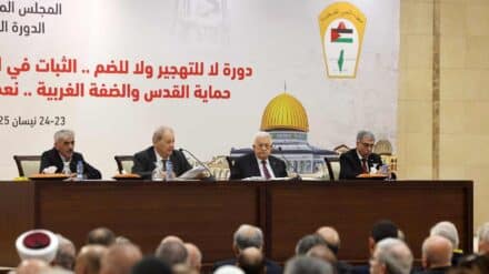 Palästinenserpräsident Abbas (2. v. r.) kritisierte in seiner Rede vor palästinensischen Politikern die Hamas mit scharfen Worten