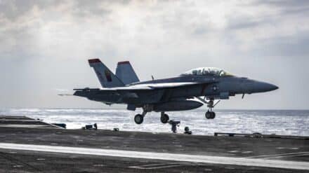 Die US-Marine hat einen Kampfjet des Typs F/A-18F Super Hornet verloren. Das Bild zeigt ein Exemplar am 6. Januar 2025 auf der USS Truman.