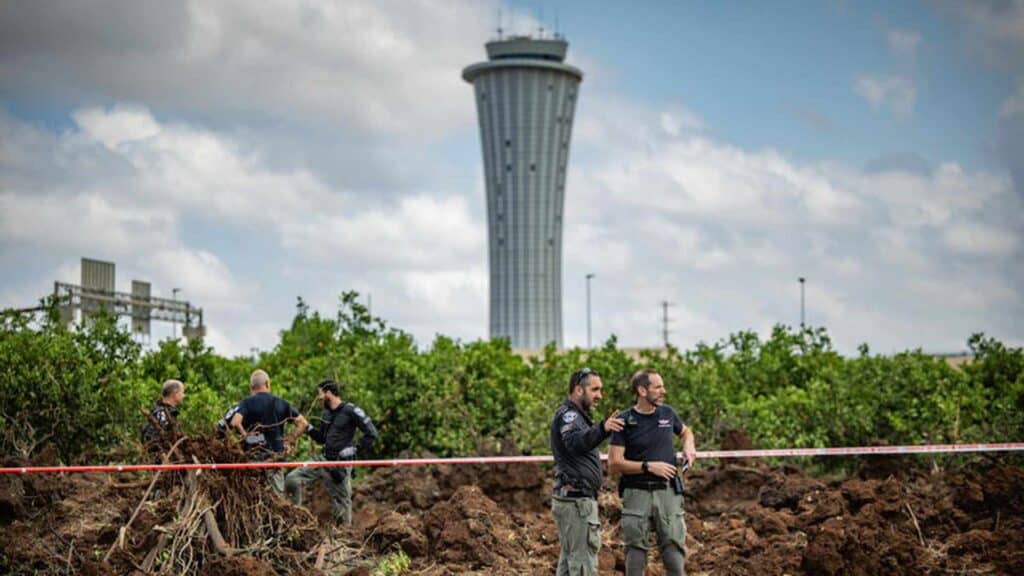 Die Rakete schlug unweit des Flugverkehrskontrollturms ein