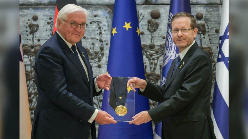 Der israelische Präsident Herzog überreichte seinem deutschen Amtskollegen Steinmeier mit der Präsidentenmedaille die höchste Ehrung des jüdischen Staates