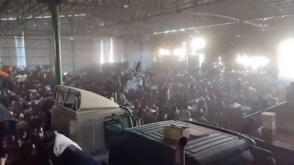 Tumultartige Szenen: Palästinenser stürmen eine Lagerhalle im Gazastreifen, in der Mehl lagert