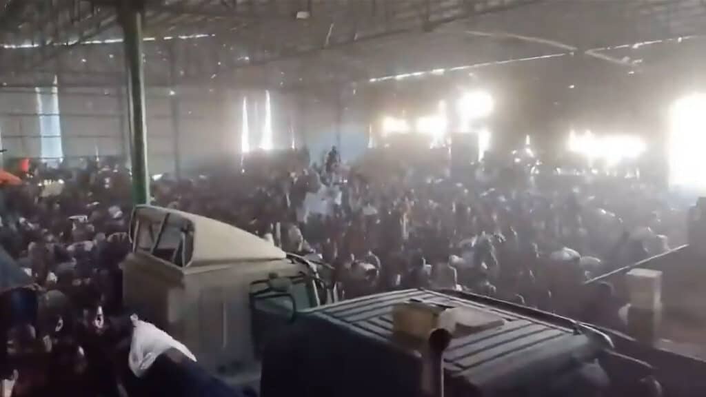 Tumultartige Szenen: Palästinenser stürmen eine Lagerhalle im Gazastreifen, in der Mehl lagert