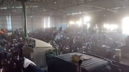 Tumultartige Szenen: Palästinenser stürmen eine Lagerhalle im Gazastreifen, in der Mehl lagert