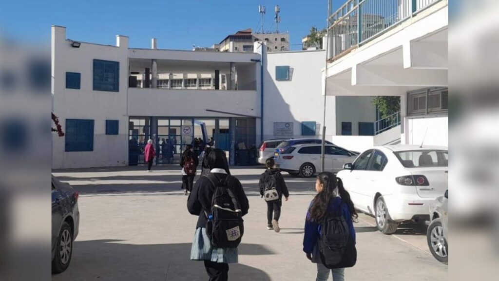 Am Donnerstag waren Schüler auf den Weg zu den UNRWA-Schulen in Jerusalem, die dann aber geschlossen wurden. Das israelische Bildungsministerium hatte die Eltern bereits in den Monaten zuvor über die Schließung unterrichtet.