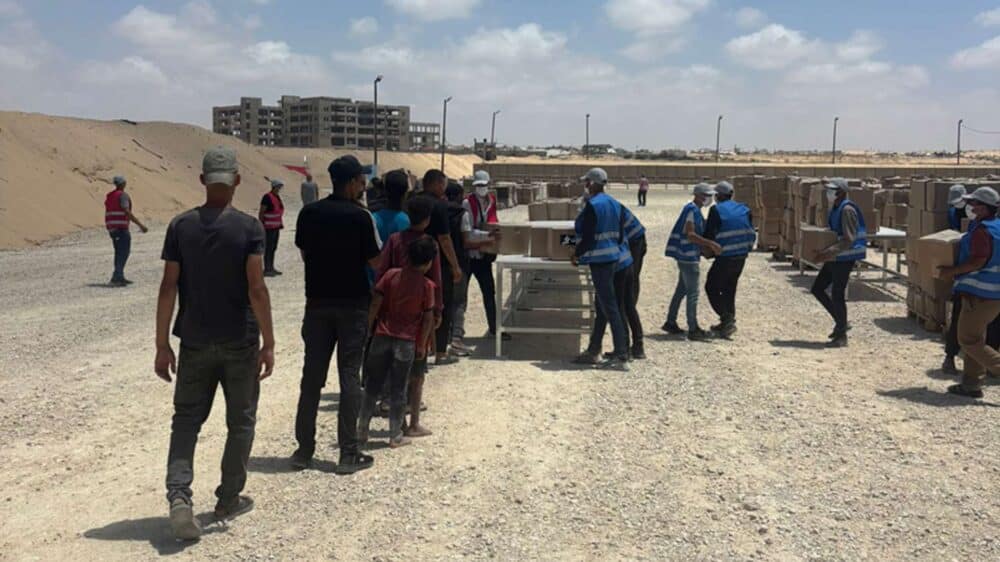 Einwohner des Gazastreifens nehmen Hilfsgüter in Empfang. So entspannt wie in dieser Szene ging es am Dienstag aber nicht immer zu.