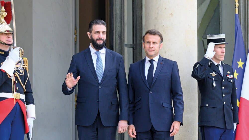 Der syrische Übergangspräsident Al-Schar’a (l.), hier bei einem Treffen mit dem französischen Präsidenten Macron Anfang Mai, gewann mit seriösem Auftreten die Herzen vieler Diplomaten