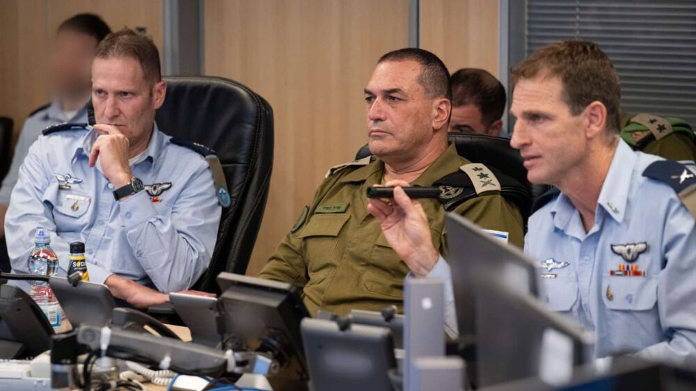 Armeechef Samir (Mitte) und Luftwaffenchef Bar (links) beobachten die Entwicklungen im Lagebesprechungsraum