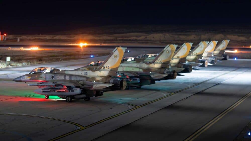 Israelische Kampfflieger stehen in Reih und Glied vor dem Start in Richtung Iran