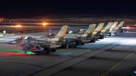 Israelische Kampfflieger stehen in Reih und Glied vor dem Start in Richtung Iran
