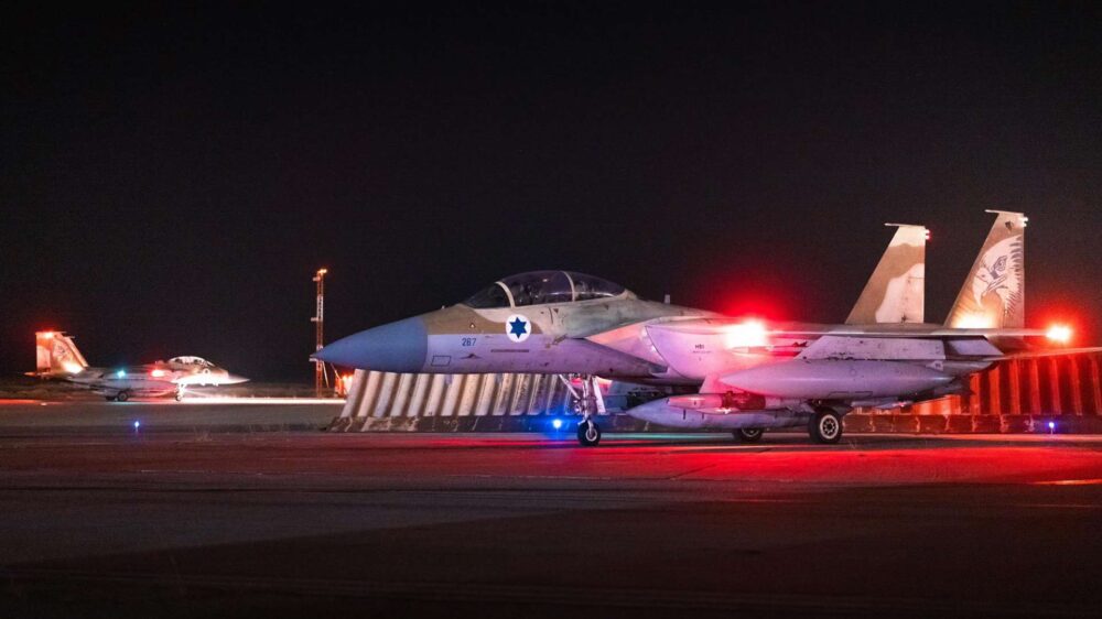 Auf dem Weg in den Iran: Am Sonntagabend setzte die Luftwaffe den Beschuss von Nuklearanlagen fort