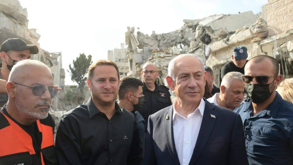 Der israelische Premier Netanjahu (mit Sakko) versprach bei einem Besuch in Rischon LeZion Aufbauhilfen für die durch iranische Raketen zerstörten Gebäude