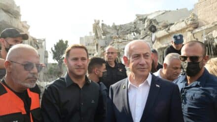 Der israelische Premier Netanjahu (mit Sakko) versprach bei einem Besuch in Rischon LeZion Aufbauhilfen für die durch iranische Raketen zerstörten Gebäude