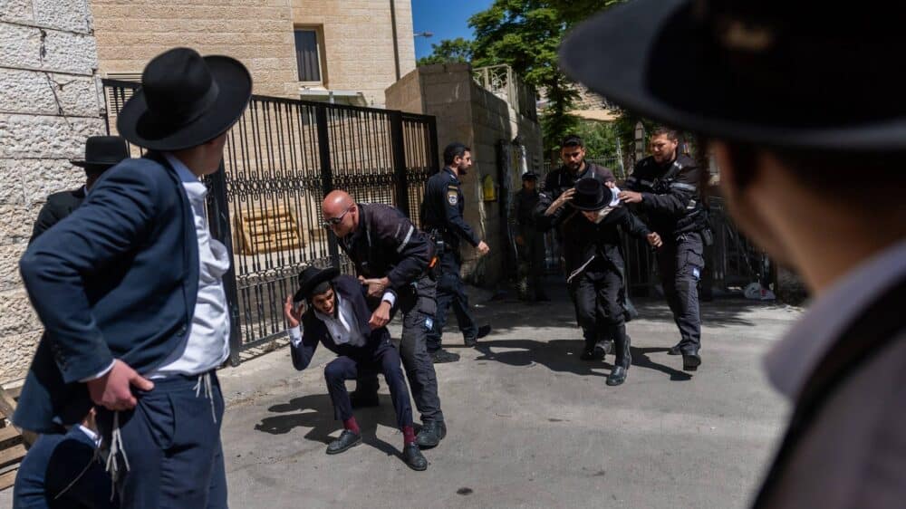 Hitzige Angelegenheit: Ultra-Orthodoxe protestieren regelmäßig gegen die Wehrpflicht, wie hier Ende April in Jerusalem