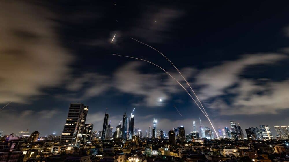 Die israelische Raketenabwehr war nach Beschuss aus dem Iran auch in der Nacht zum Mittwoch in Tel Aviv im Einsatz