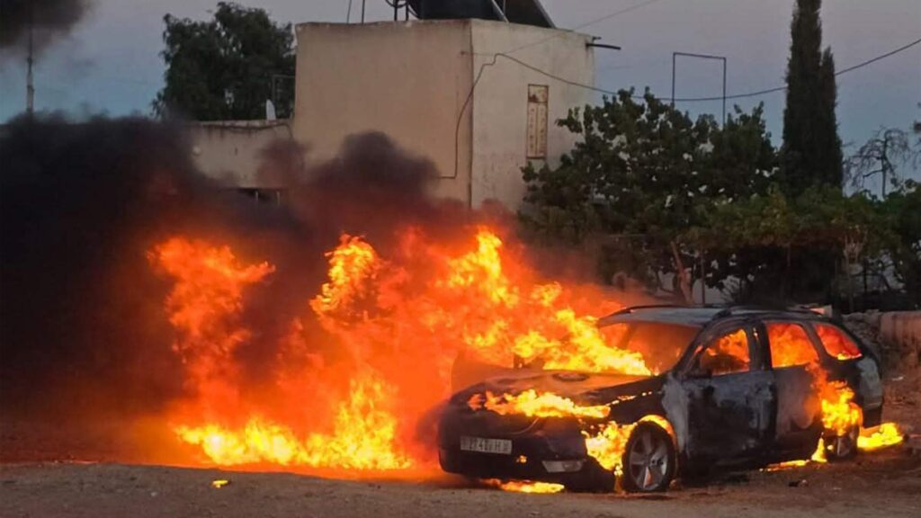 Siedler setzten bei Randalen in Kfar Malik mehrere Autos und Häuser in Brand