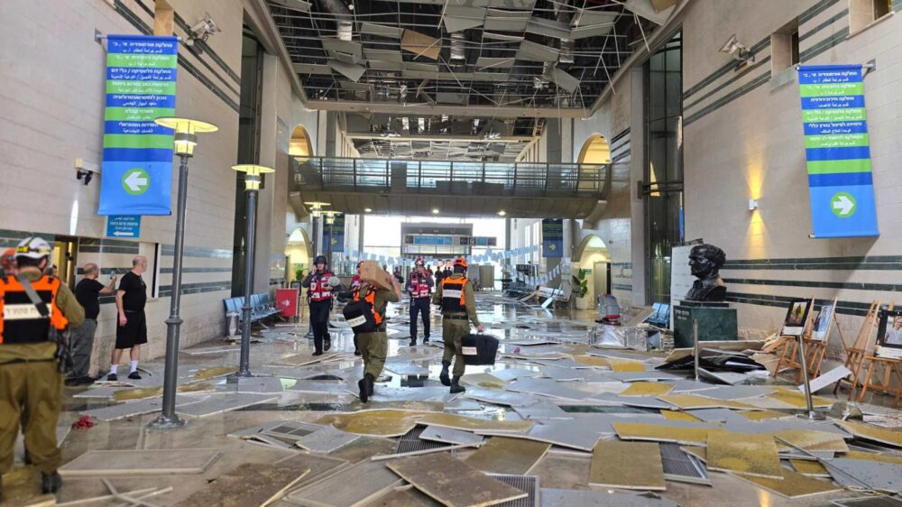 Zerstörung im Gebäude: Nach dem Raketentreffer begannen die Aufräumarbeiten