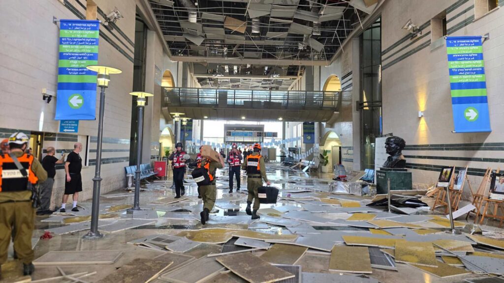 Zerstörung im Gebäude: Nach dem Raketentreffer begannen die Aufräumarbeiten