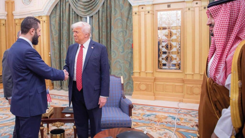 Treffen in Riad: US-Präsident Trump ermutigt Al-Schar’a, diplomatische Beziehungen mit Israel aufzunehmen. Der saudische Kronprinz Mohammed Bin Salman beobachtet die Begegnung.