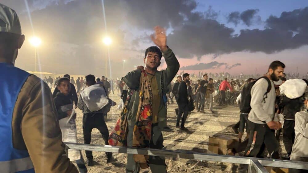 Dieses Bild zeigt nach Angaben des israelischen Außenministeriums die Szene an einem Verteilzentrum am Montagmorgen