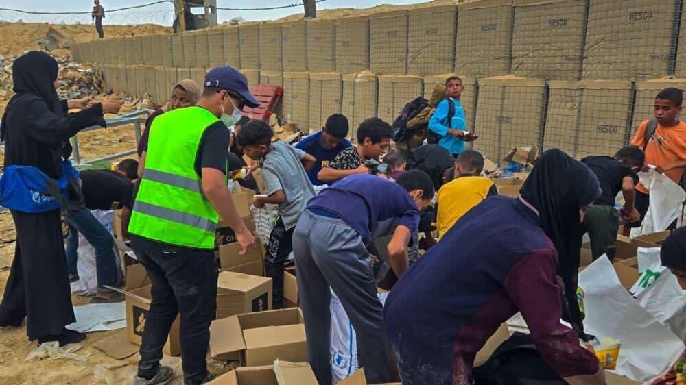 Dieses Bild von einem der Verteilzentren verbreitete die „Humanitäre Gaza-Stiftung“ am Dienstag. Der Betrieb ist nach wie vor gefährlich.