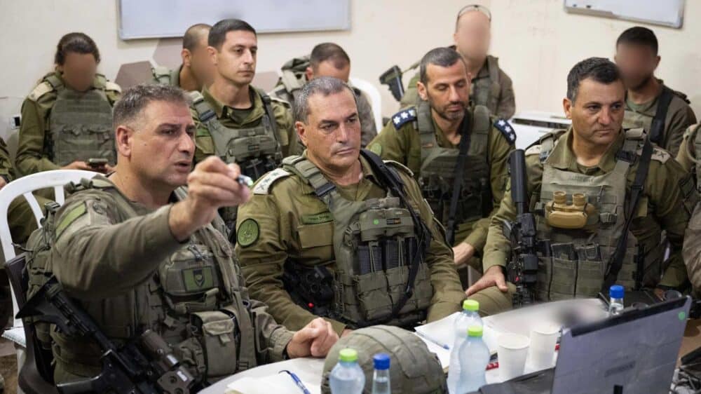 Armeechef Samir (2. v. l.) machte sich am Sonntag ein Bild von der Lage im Gazastreifen
