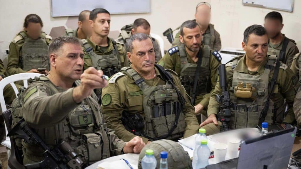 Armeechef Samir (2. v. l.) machte sich am Sonntag ein Bild von der Lage im Gazastreifen
