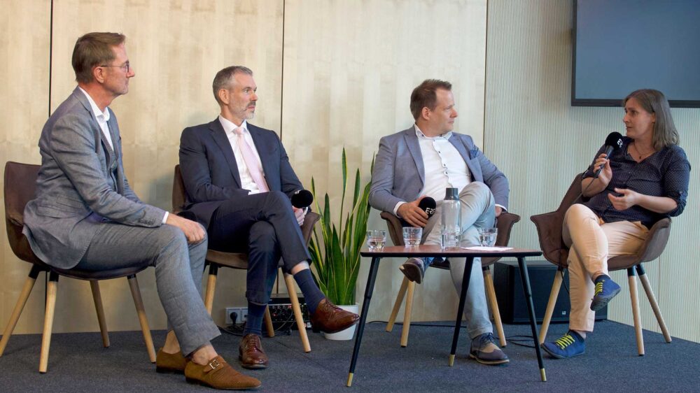 Engagiert in der Diskussion: Der Journalist Uwe Schulz leitete die Diskussion mit Daniel Neumann, Mike Beuster und Mirjam Holmer (v. l.) über die Herausforderungen der Berichterstattung im Nahen Osten