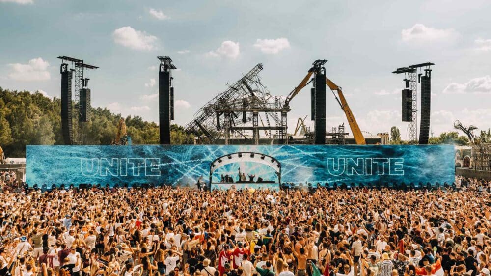 Die Bühne des Musikfestivals Tomorrowland musste wegen eines Brandes kurz vor Beginn der Veranstaltung neu aufgebaut werden