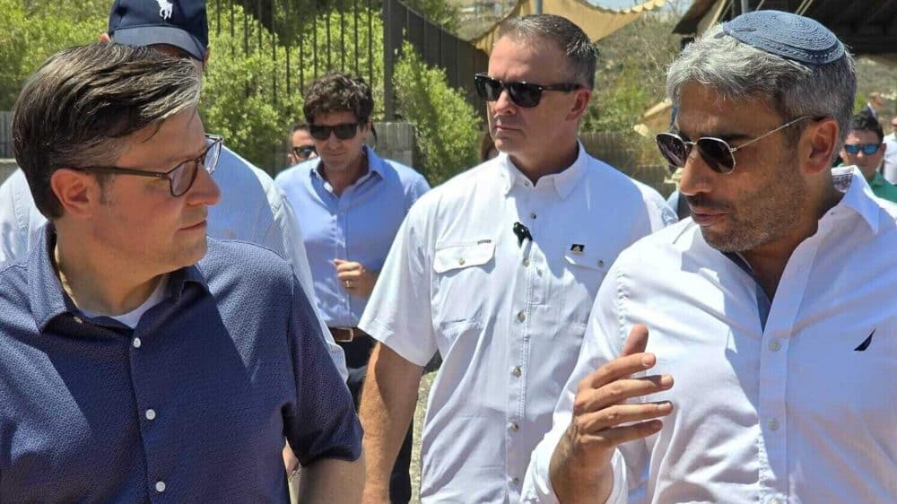 Der Sprecher des US-Repräsentantenhauses Johnson (l.) im Gespräch mit dem Bürgermeister von Ariel, Schetbun