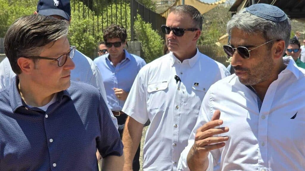 Der Sprecher des US-Repräsentantenhauses Johnson (l.) im Gespräch mit dem Bürgermeister von Ariel, Schetbun