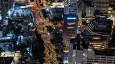 In Tel Aviv forderten hunderttausende Israelis einen Geiseldeal