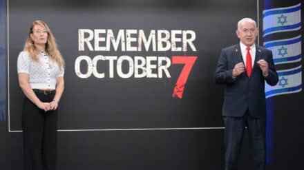 Premier Benjamin Netanjahu präsentierte unter dem Motto „Erinnert Euch an den 7. Oktober“ gemeinsam mit der Witwe Sabine Tasa ein Video vom Terrormassaker