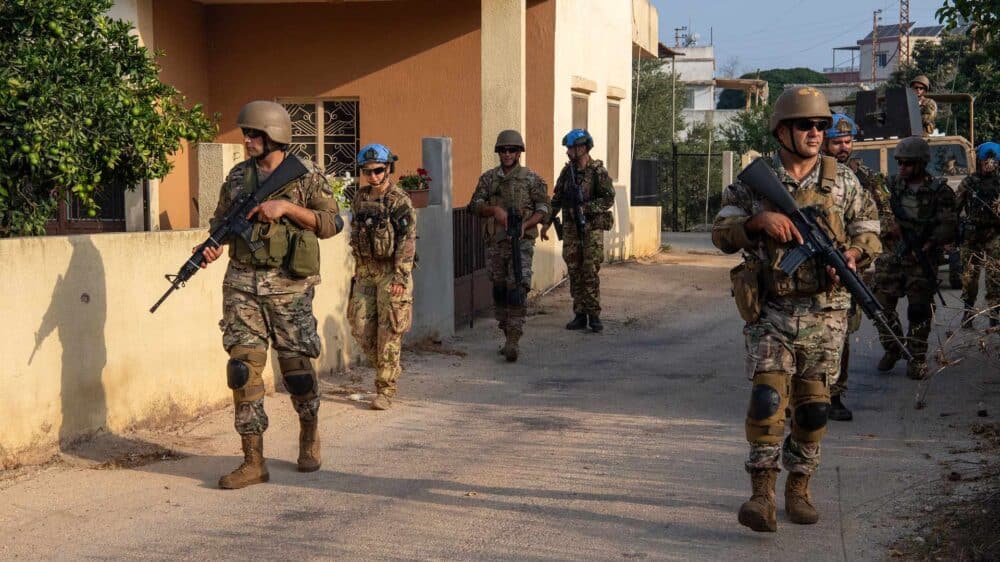 UNIFIL-Soldaten patrouillieren mit der libanesischen Armee. Trotz der Präsenz konnte sich die Terrormiliz Hisbollah im Südlibanon hochrüsten.